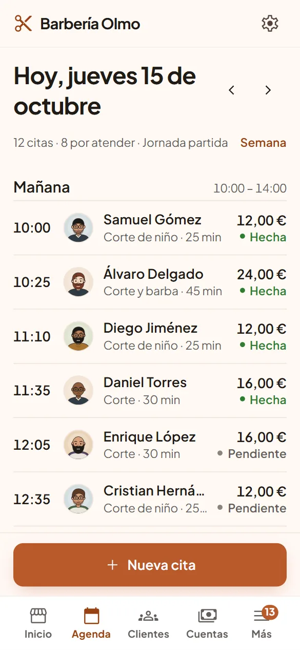 Agenda del día en la app de la barbería: las citas de la mañana con su hora, el servicio y el precio, y cuáles están hechas y cuáles pendientes.