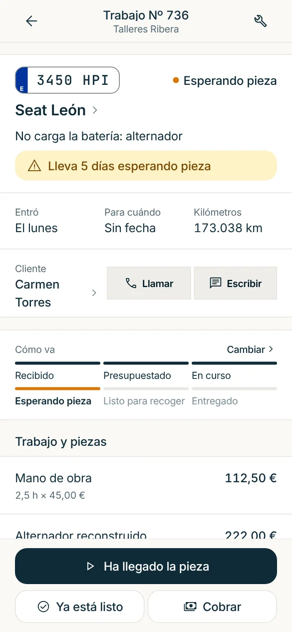 Ficha de un trabajo: cómo va, mano de obra y piezas, y los botones para cobrar.